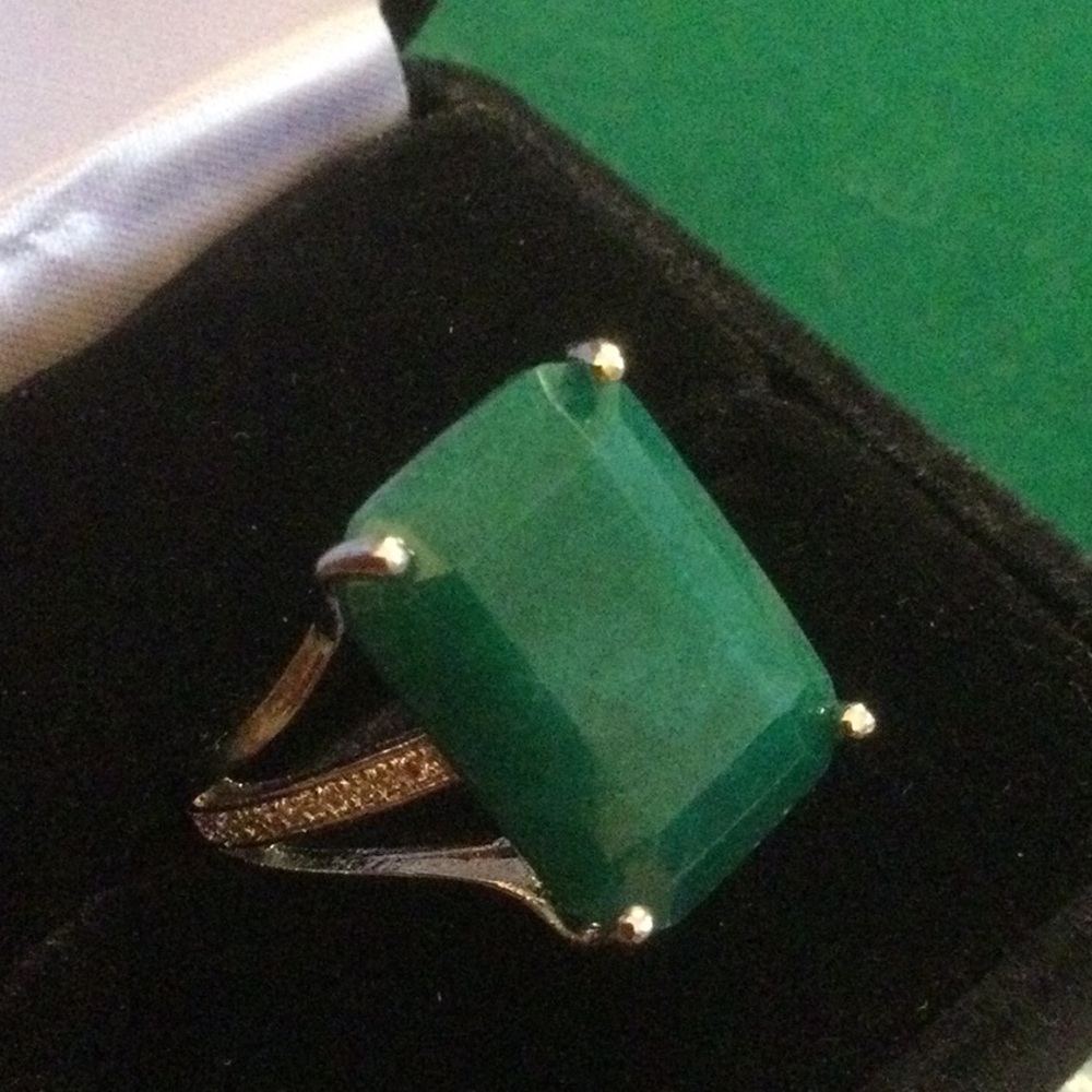 Amazing Emerald Cut Genuine Emerald at Wholesale - Picture 11 of 11